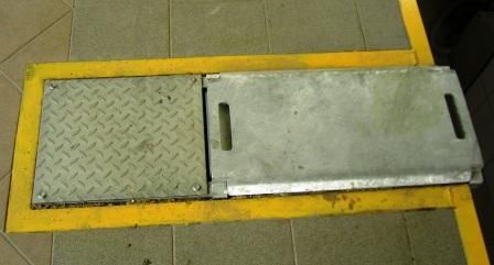 Fahrwerktester abgedeckt neben Grube